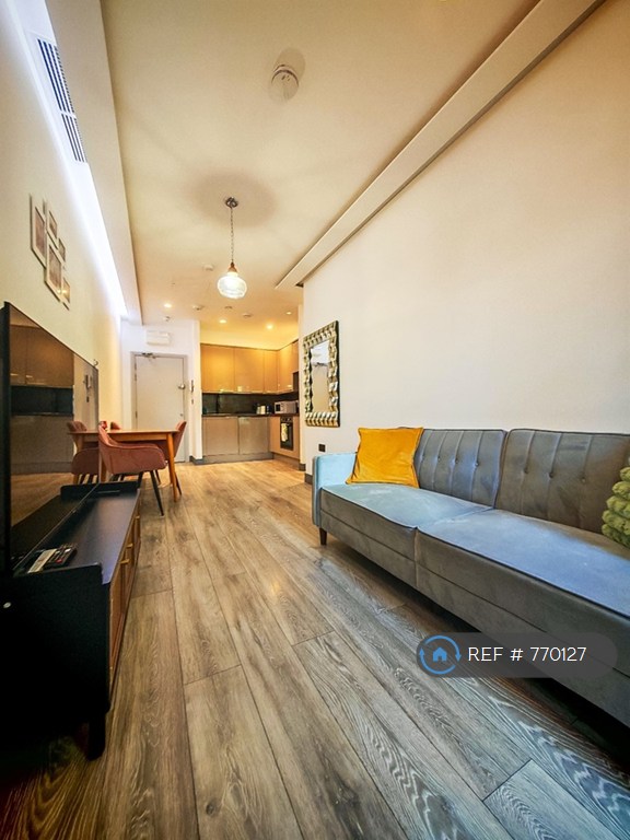 1 bedroom flat in Kilburn High Road, London, NW6 (1 bed) (#770127)