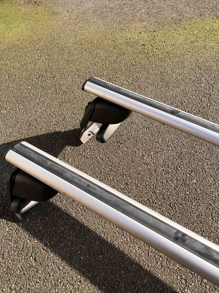 Ford Focus 5dr [2011-2018]: Atera silver 118 cm aluminium roof bars