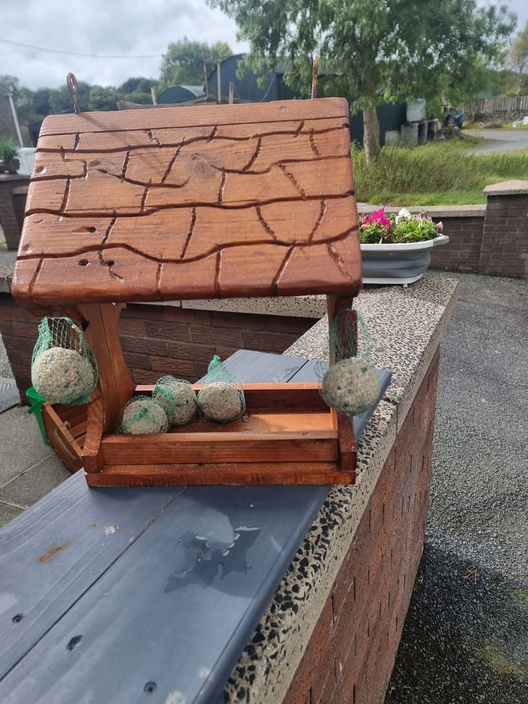 Bird feeding house 
