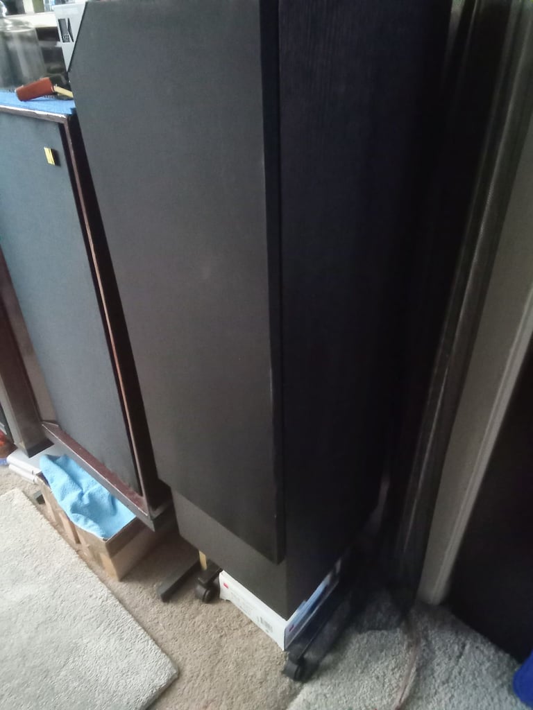 Speakers Kef c series C80 on stands with castors one pair 300 pound, offers 
