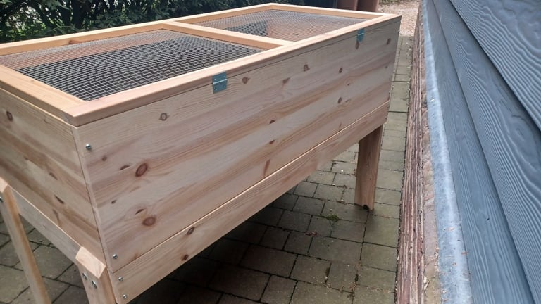 Wooden indoor hutch for guinea pigs/hamsters/gerbils - UK made