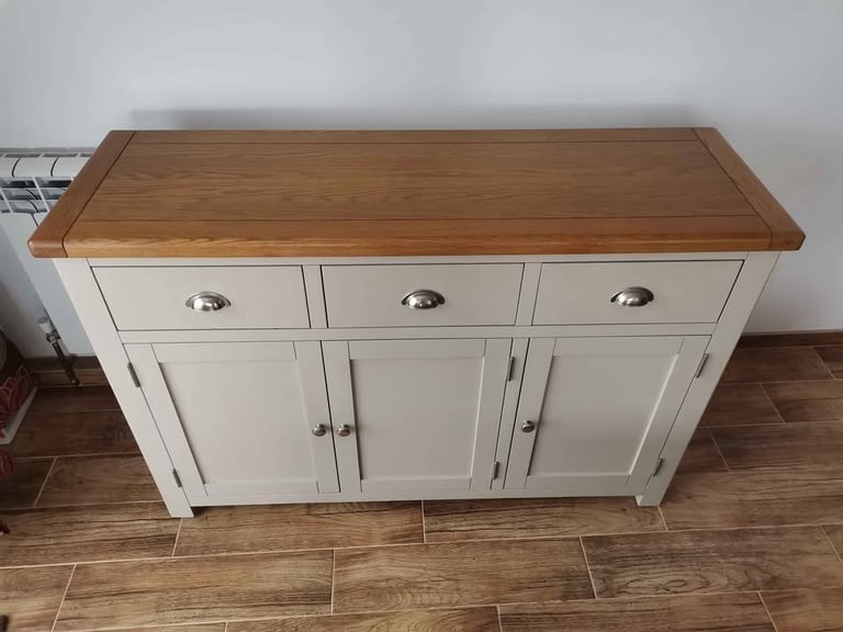 CAN DELIVER - SOLID OAK SIDEBOARD IN VERY GOOD CONDITION 
