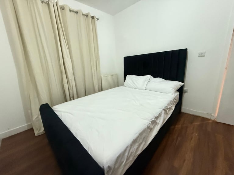Spacious & Cosy Double Room For Rent AT UB5 6FQ