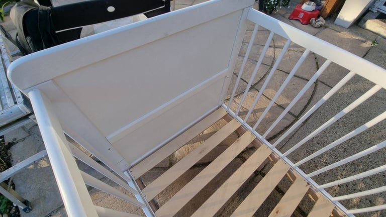 White Wooden Cot Bed
