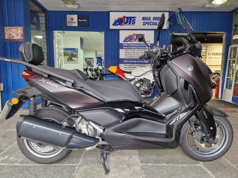 2024 YAMAHA XMAX 300 TECH MAX in MAROON