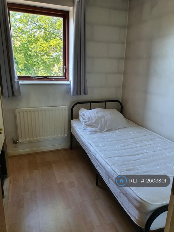 3 bedroom house in Smith Close, London, SE16 (3 bed) (#2603801)