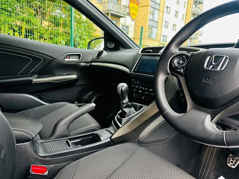 Great Condition Pearl-scent white Honda Civic 2016 5 doors