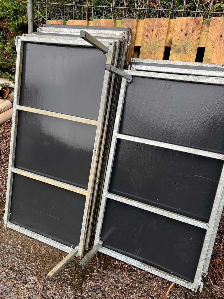 Raised kennel sleeping bench 