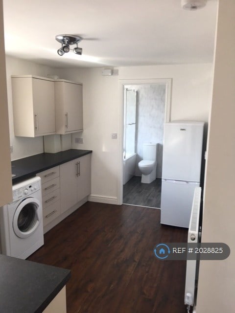 2 bedroom flat in Highfield Road, Widnes, WA8 (2 bed) (#2028825)
