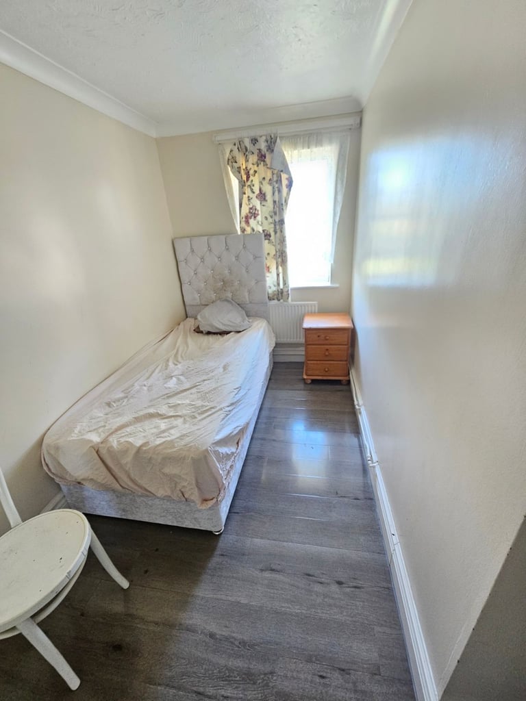 3 Bedroom Luxury Flat, With 1 bath, 1 Shower Available to Rent In North Thamesmead, London