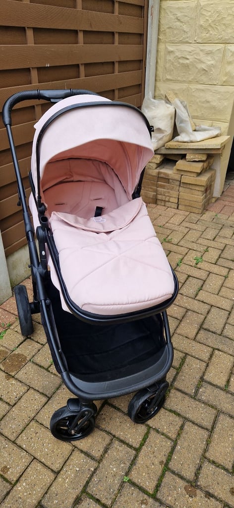 PUGGLE MONACO XT TRAVEL SYSTEM. IN VERY GOOD CONDITION.