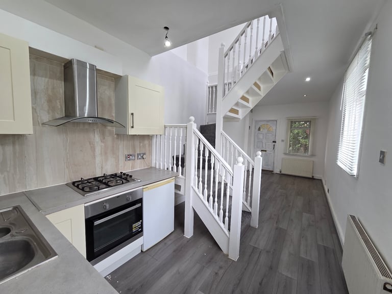 Modern 2-Bedroom Split-Level Flat – Streatham Hill