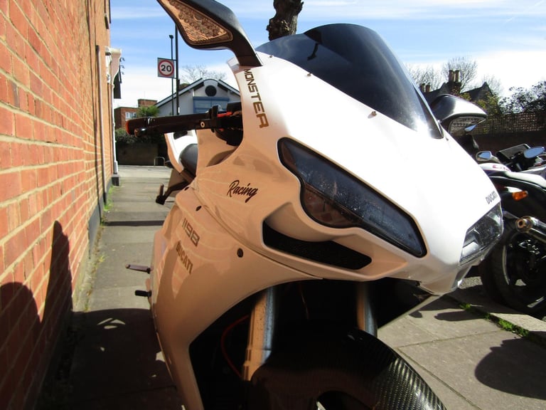 DUCATI 1198 S * PEARL WHITE * REDUCED * LOVELY BIKE * PLATE**EXTRAS**CARBON**