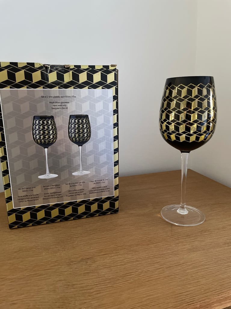 4 x Black & Gold Wine glasses 