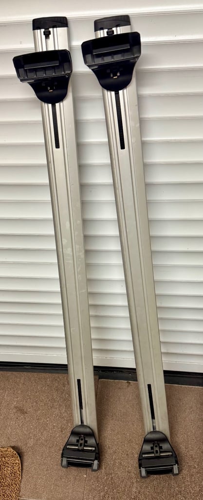 Thule Wingbar Evo 123cms, Foot pack 7106 and fitting kit 6007