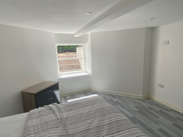 A furnished en-suite bedroom available in a large period property on Bentley Road L8. 