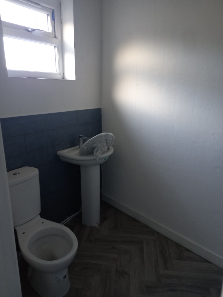 **TO LET*HIGH SPEC**1 BED/LARGE STUDIO**FLAT 1**4-6 WATERLOO ROAD**