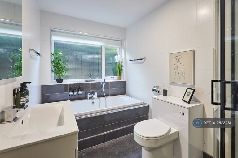 2 bedroom flat in Fairways Court, Hinckley, LE10 (2 bed) (#2523781)