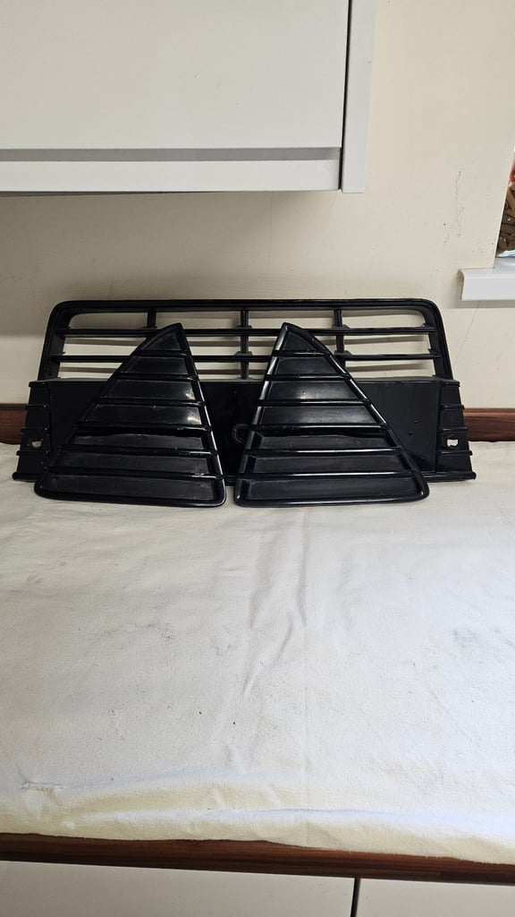GENUINE FORD FOCUS MK3 TITANIUM X FRONT GRILLS AND BOTTOM GRILLS 