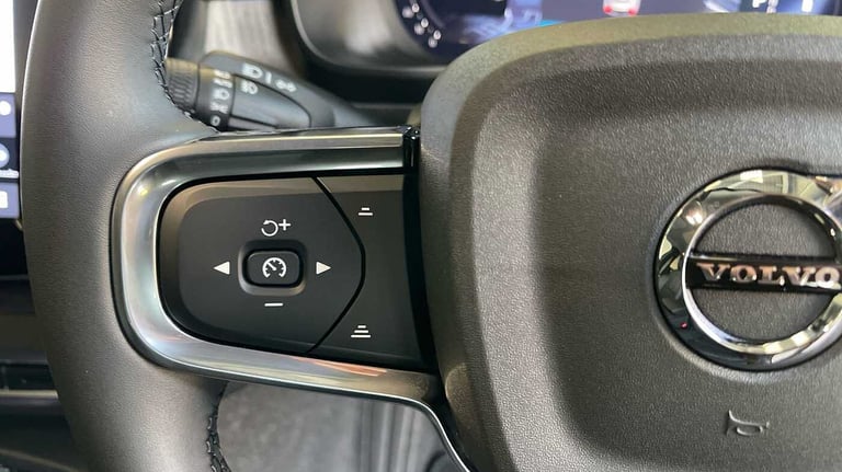 2025 Volvo XC40 2.0 B3P Ultra Dark 5dr Auto SUV Petrol Automatic