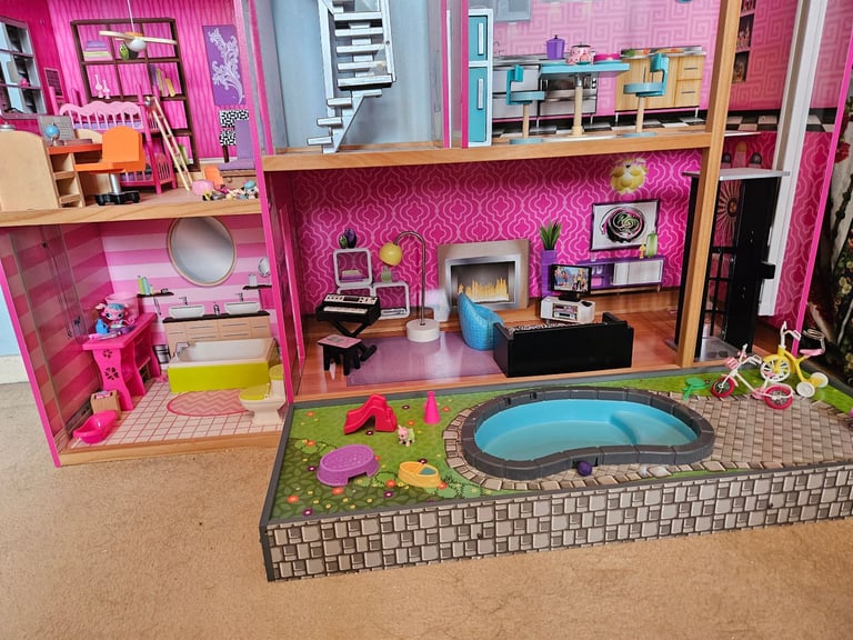 Girls doll house