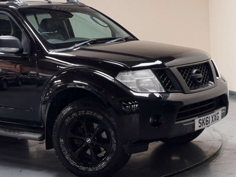 2011 Nissan Navara Double Cab Pick Up Tekna 2.5dCi 190 4WD PICK UP DIESEL Manual