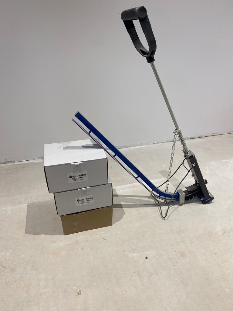 Clip gun for underfloor heating pipes