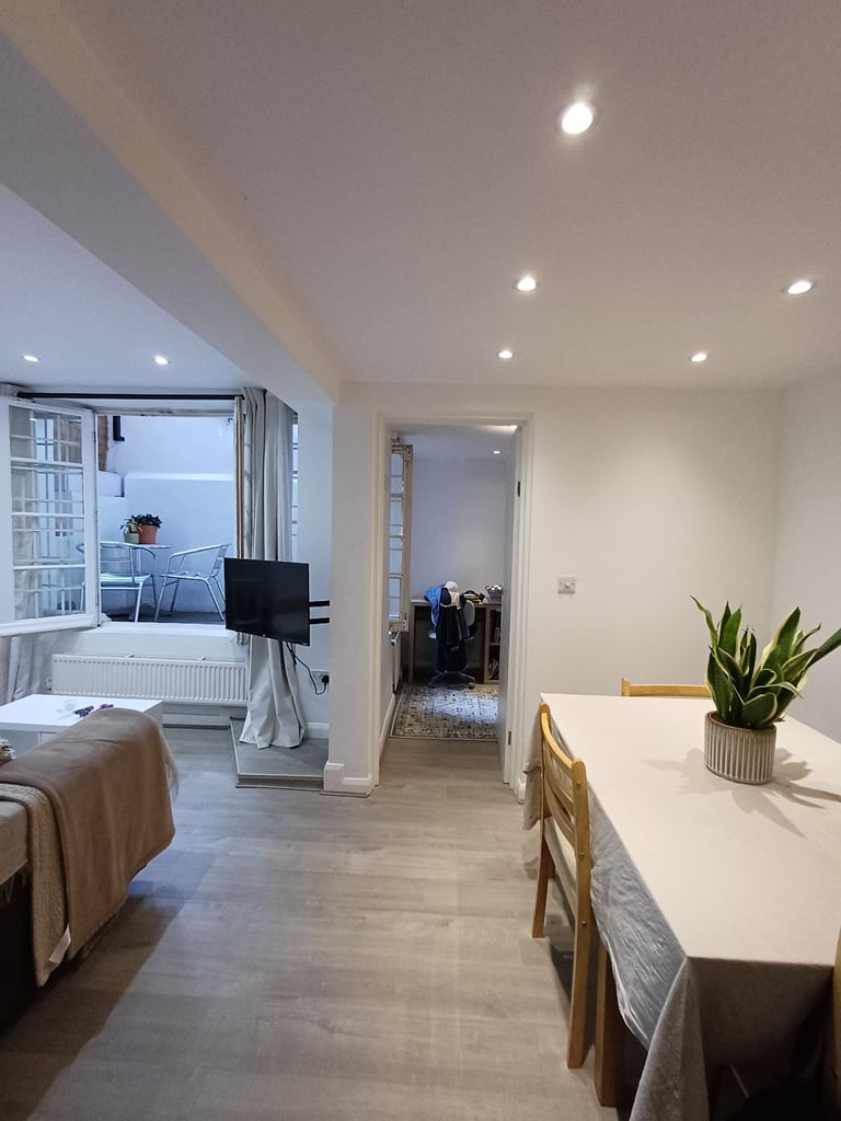 Cosy 2 En-suite Bedroom Flat with Terrace