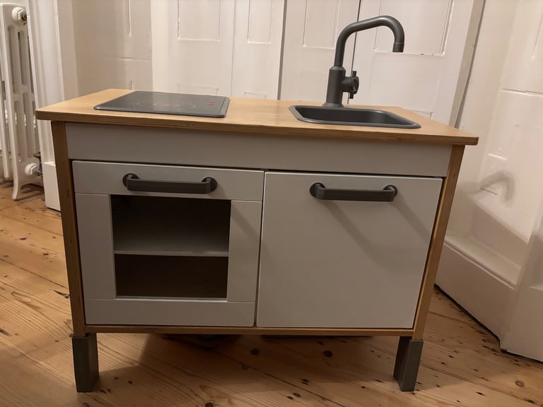 Toy kitchen unit with toy food