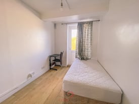 We are happy to offer this beautiful and bright Bedsit in Kember Street, Islington, N1-Ref: 1595