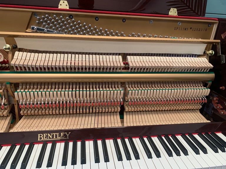 🎵🎹 QUALITY BENTLEY UPRIGHT PIANO WITH LEGS - TUNED/SERVICED/WARRANTY 🎹🎵