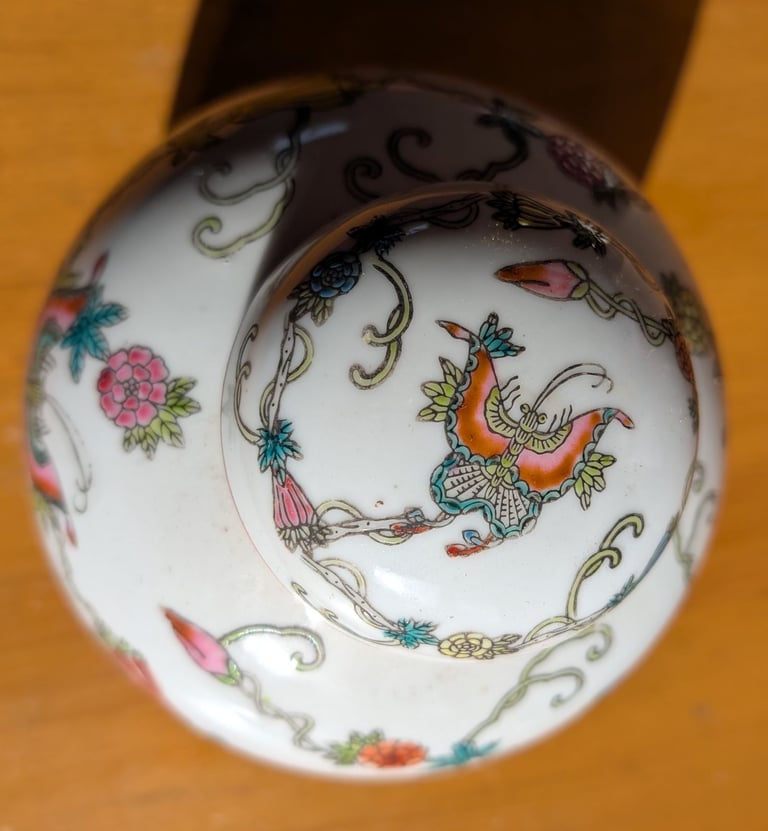 image for Medium Size Vase with Lid - Urn Style - Chinese Scene