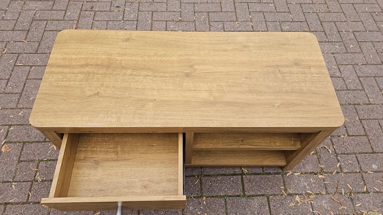 Large oak effect tv stand 