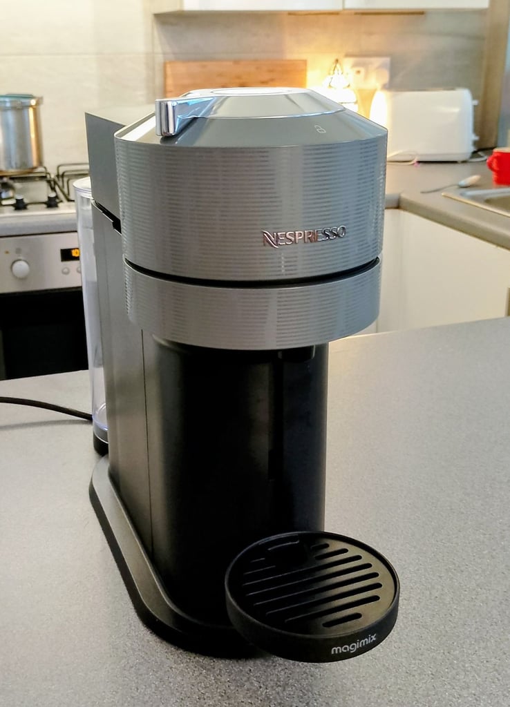 Nespresso Coffee Machine + 3 Coffee Pod Boxes – Excellent Condition!