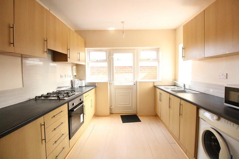 Double room available for rent - £450 per month