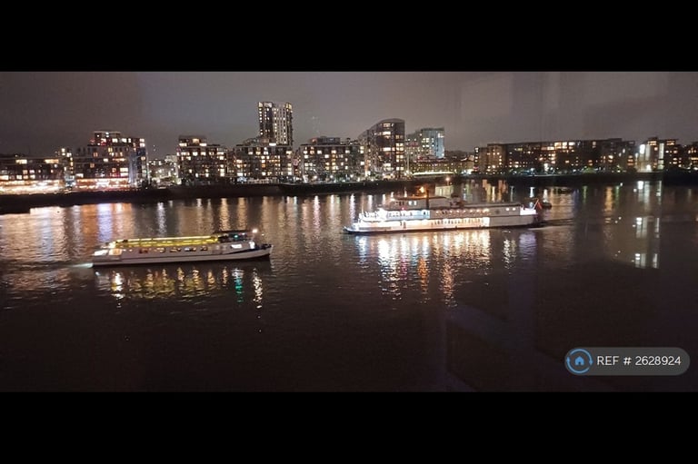 1 bedroom flat in St Davids Square, Canary Wharf, E14 (1 bed) (#2628924)