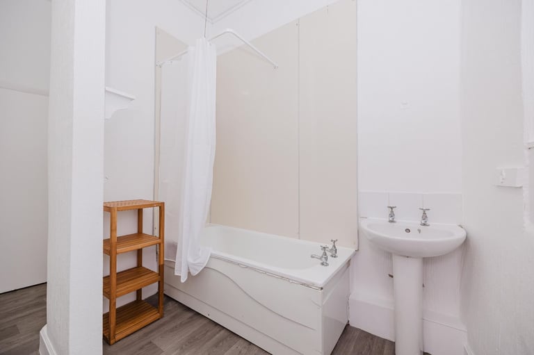 FLAT SHARE: ROOM for let in fantastic, 5 bed, HMO on the Meadows doorstep – available NOW