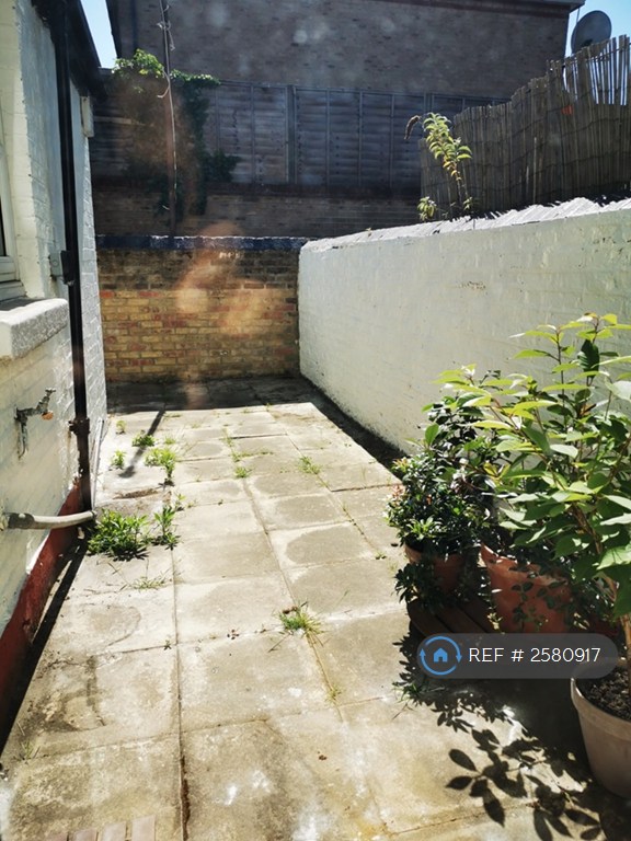 3 bedroom house in Old Oak Lane, London, NW10 (3 bed) (#2580917)
