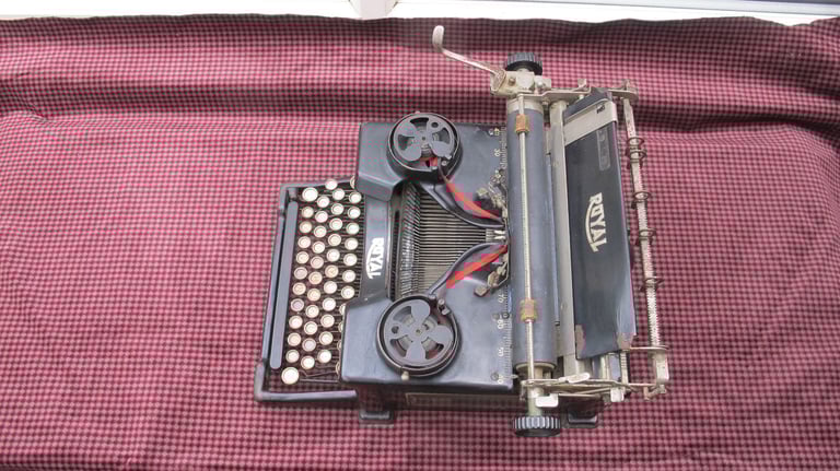 Antique Royal Typewriter (Made in America)