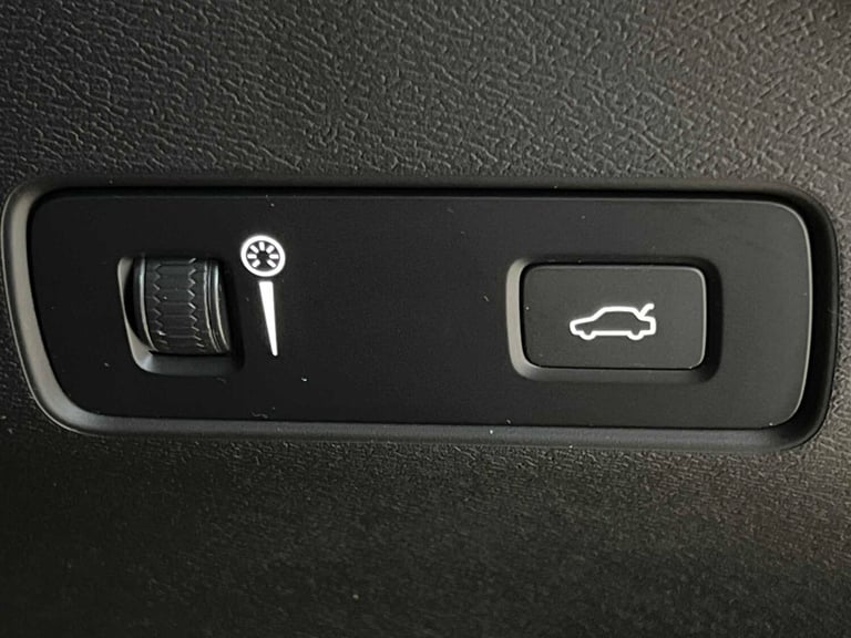  Volvo XC40 2.0 B4P R DESIGN Pro 5dr Auto [7 speed] Estate Petrol Automatic