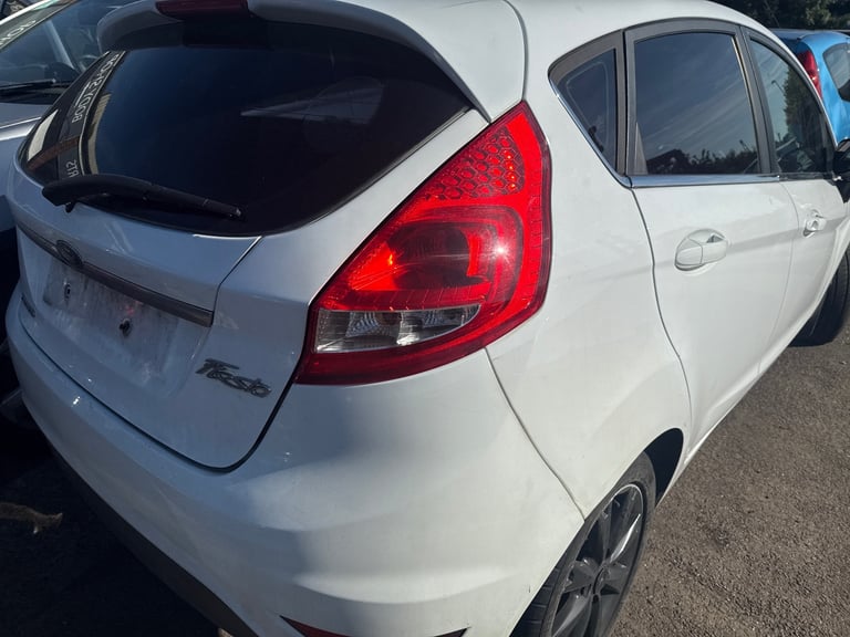 Breaking ford fiesta mk7 white 5dr 2010 for parts 
