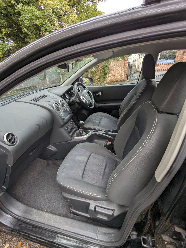 2011 Nissan Qashqai for repair or parts.