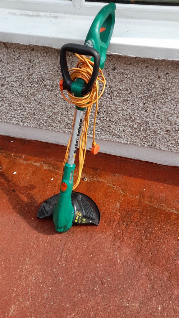 Black and Decker GL686 electric grass trimmer 550 watt. Cutting width 30cm