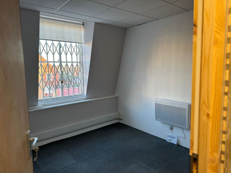 20% Off | Bright Creative Workspace/Artist Studio with Natural Lighting - Woodford, IG8