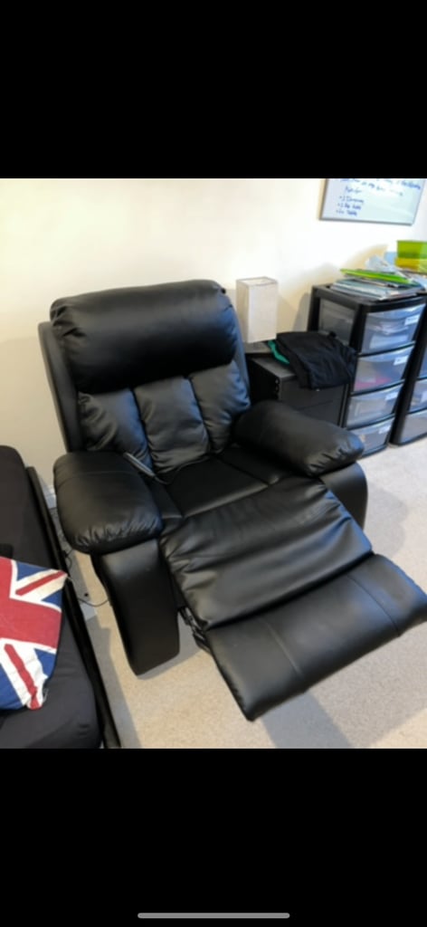 Black Reclining Massage Chair With Heater And Remote . Hardly used. .