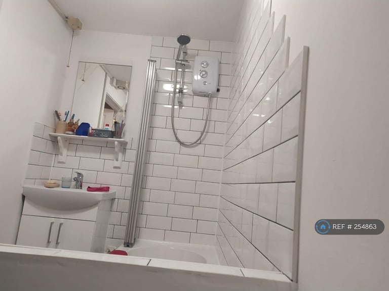 2 bedroom flat in Eastbrook Place, Dover, CT16 (2 bed) (#254863)