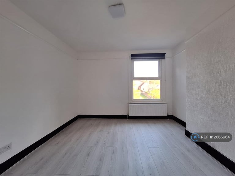 3 bedroom flat in St. Lukes Road, Maidstone, ME14 (3 bed) (#2666964)