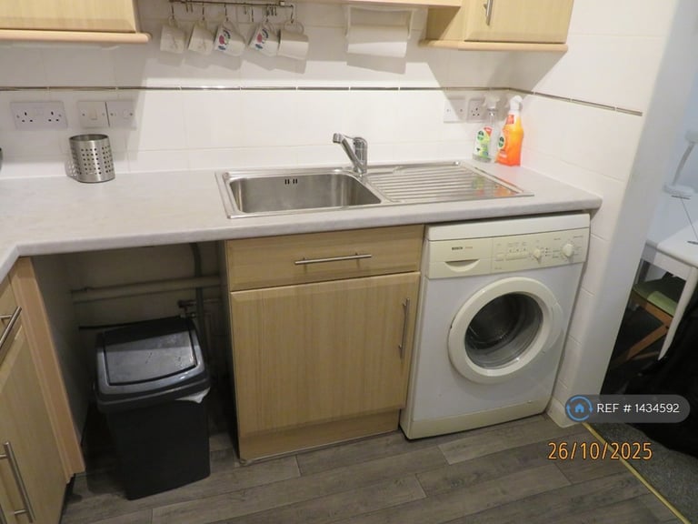 1 bedroom flat in Westminster Court, London, E11 (1 bed) (#1434592)