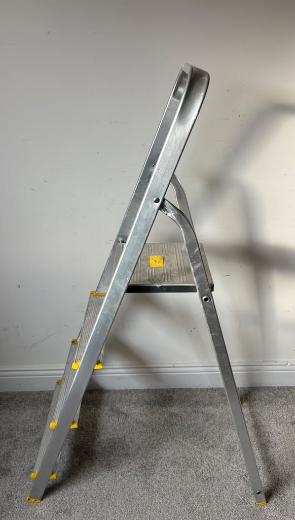 Aluminium step ladder