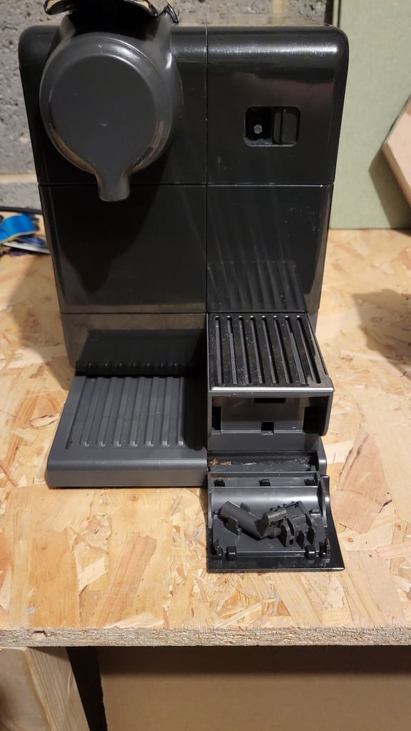 Delonghi Nespresso pod coffee machine EN560.B